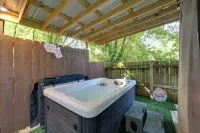 Home w/ Hot Tub, Playset & Grills in Clarksville! - 4 stjerner