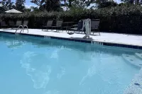 Super 8 by Wyndham Clinton - Pools