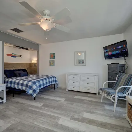 Waterfront Condo 1 Block to Beach Pool Access