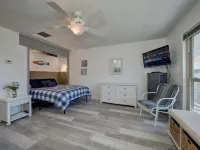 Waterfront Condo 1 Block to Beach Pool Access - WiFi
