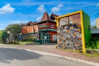 Townhouse Oak near Stasiun Purwosari formerly Graha Gentan Solo - parking