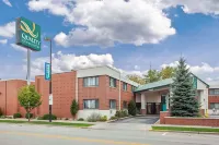 Quality Inn & Suites Downtown - parking