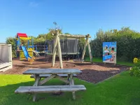 新普利茅茨TOP10假日公園 - 泳池