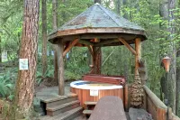 Snowline Cabin #25 A Country-Style Pet Friendly Cabin with a Hot Tub and Wifi!