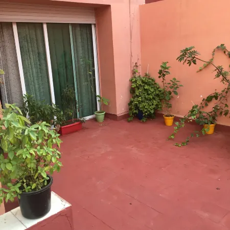 Property Located in a Quiet Area Close to the Train Station and Town Отели рядом с достопримечательностью «Хаммам Зиани»