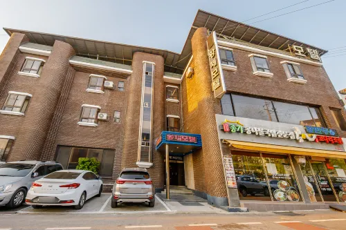 Yeongju Hwangje Motel
