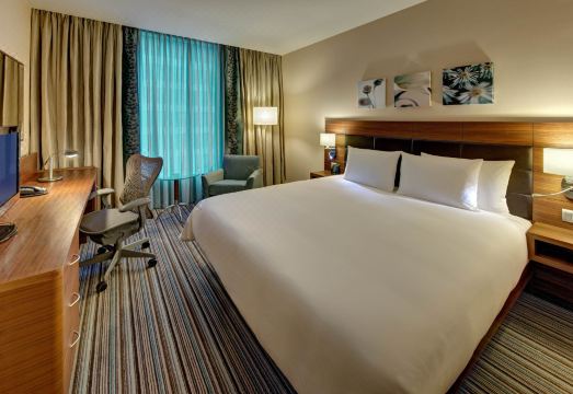 3. 힐튼 가든 인 ..