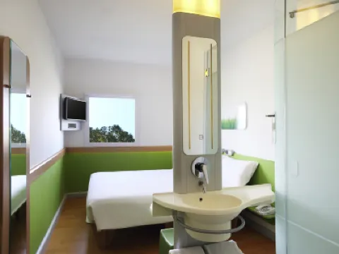 イビス バジェット スラバヤ エアポート のホテル