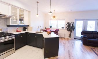Aurora Deluxe Guest House - Housity
