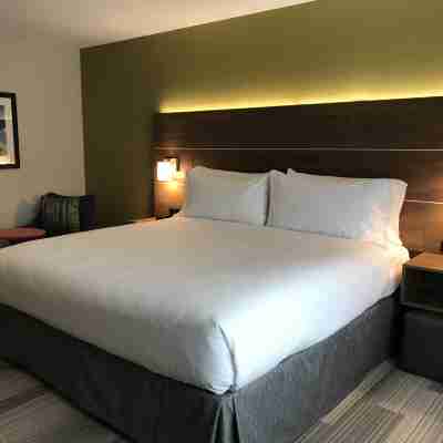 Holiday Inn Express Hotel & Suites Pasadena-Colorado Boulevard, an IHG Hotel Rooms