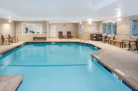 Holiday Inn Express & Suites TILTON - LAKES REGION by IHG - С бассейном