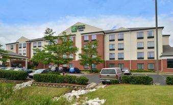 Holiday Inn Express & Suites Milwaukee-New Berlin