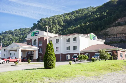 Holiday Inn Express & Suites Logan by IHG