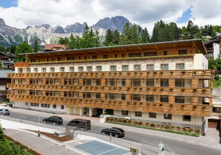 Radisson Residences Savoia Palace Cortina Dampezzo Отели рядом с достопримечательностью «Пять Башен»