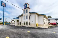 Motel 6 Urbana, IL - parking