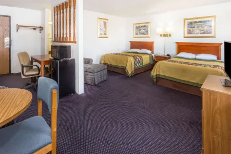 Super 8 by Wyndham Pontiac Отели в г. Понтиак