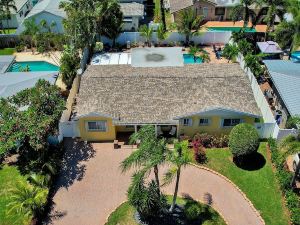 Close to Beach 4Br with Heated Pool