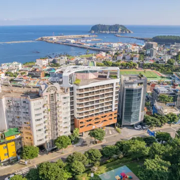 Hotel Bridge Seogwipo Отели рядом с достопримечательностью «Водопад Вонан»