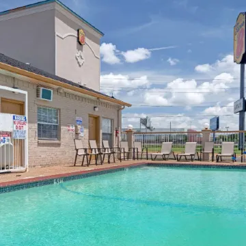 Super 8 Dallas East Near Fair Park Downtown Отели рядом с достопримечательностью «Парк Уайт Рок Лейк»