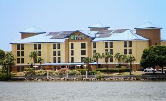 Holiday Inn Express & Suites Tampa Airport