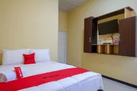 RedDoorz Syariah Near Alun Alun Pati Hotels in Pati Lor