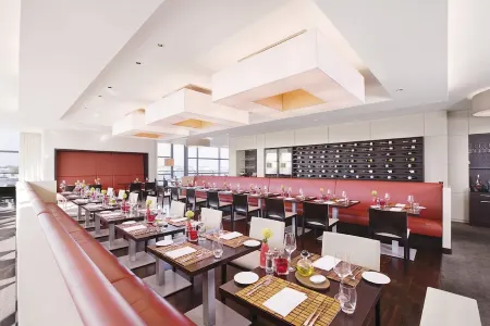 Mövenpick Hotel Amsterdam City Centre Отели рядом с достопримечательностью «Мост Питон»