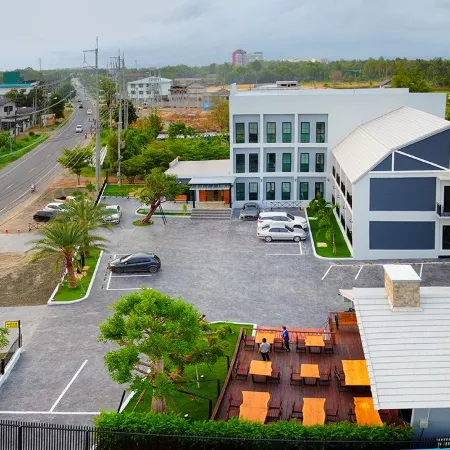 Meen Boutique Hotel Отели рядом с достопримечательностью «Здание из красного кирпича Tuek Daeng»