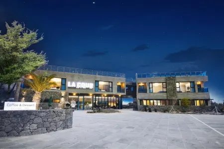 Jeju la Cour Pension Отели рядом с достопримечательностью «Aewol Coast Road»