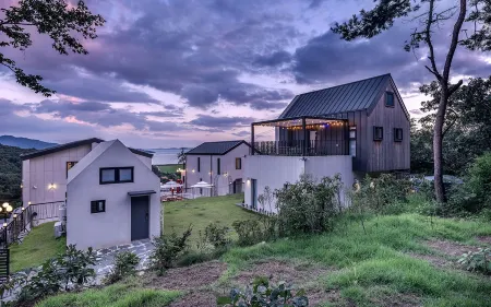 Ganghwa Maris Spa Pension Отели рядом с достопримечательностью «Bomunsa Temple»