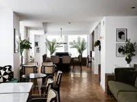 Holiday Inn Paris Palais de l'Elysee マリニー劇場周辺のホテル