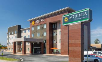 La Quinta Inn & Suites by Wyndham Augusta Fort Eisenhower - Housity