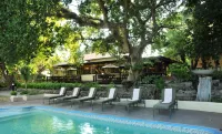 Cresta Riley's Hotel - Pools