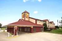 Super 8 by Wyndham Salem - parking
