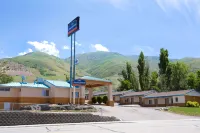 Howard Johnson by Wyndham Brigham City - parking