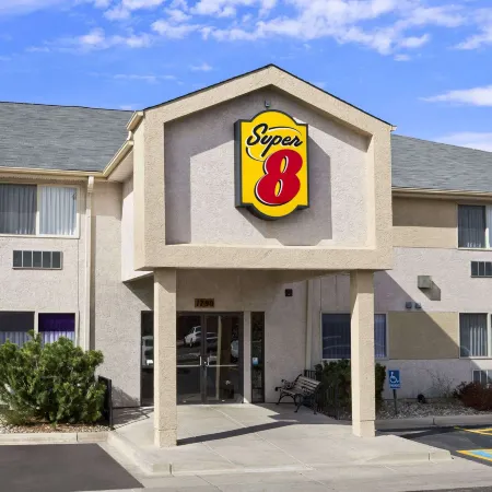 Super 8 by Wyndham Colorado Springs Airport Отели рядом с Аэропорт Петерсон-Филд