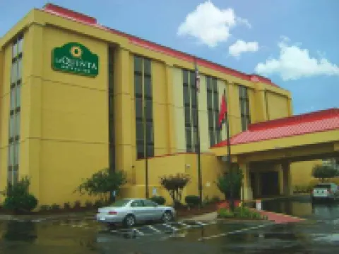 La Quinta Inn & Suites by Wyndham Memphis Airport Graceland