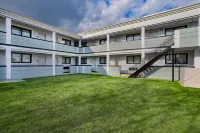 Super 8 by Wyndham Lindenhurst Hotel a Ocean Beach