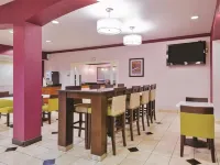 La Quinta Inn & Suites by Wyndham Tulare - breakfast