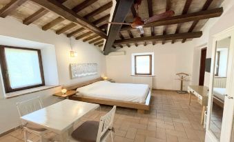 Sleeps 11 - Huge Charming Italian Villa & Pool - Aircon - Wifi