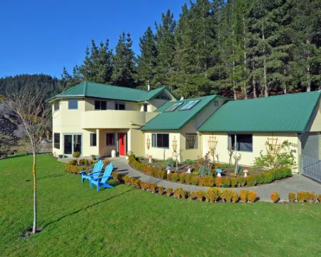 Hunters Moon Hotels in Mosgiel