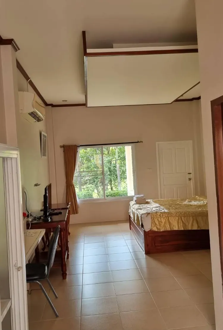 ห้องพักพร้อมระเบียงและวิวภูเขา