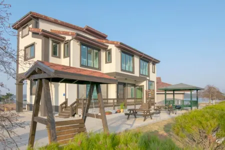 Seosan Woongdo Story Pension Отели рядом с достопримечательностью «Beolcheon Auto Campground»