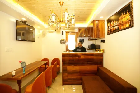 Dee Ess Residency by Lazygetaways Отели рядом с достопримечательностью «Kotkhai Palace»