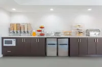 Econo Lodge Inn & Suites - พร้อมอาหารเช้า