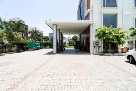 Hotel Golden Gateway Отели рядом с достопримечательностью «Sripuram Golden Temple»