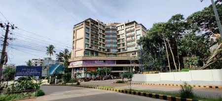 Goldfinch Hotel Mangalore Отели в г. Южная Каннада