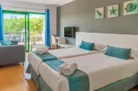 Hyde Park Lane Hotels near Playa Chica Beach