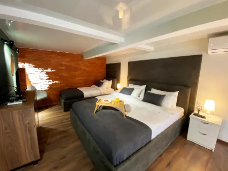 Luxury Inn Отели рядом с достопримечательностью «Памятник  Церетели и Чавчавадзе»