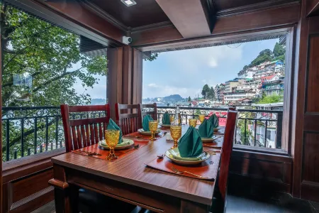 The West Gate Posada by Summit Отели рядом с достопримечательностью «Darjeeling Himalayan Railway Toy Train»