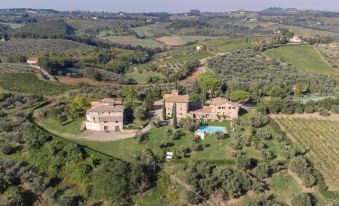 Cottage in Tavarnelle Val di Pesa with Pool and Garden